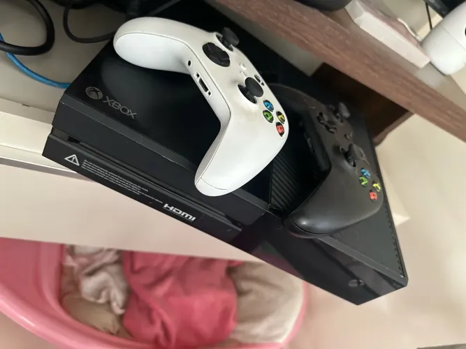 Xbox one 500gb 2 mantes originais 