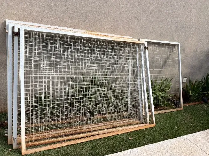 Grade de 14 metros de comprimento e 1,5 metro de altura, excelente para isolar piscina 