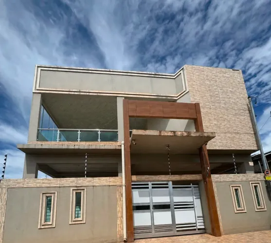 CASA 2 PISOS À VENDA - ÓTIMA LOCALIZAÇÃO