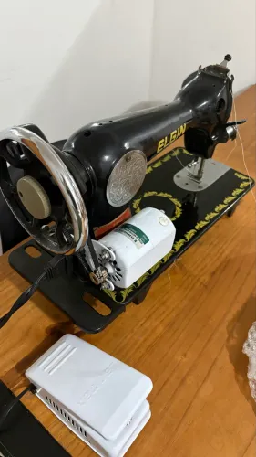 Máquina costura com motor e pedal