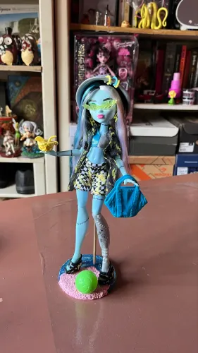 Suporte artesanal personalizado para Boneca Monster High 
