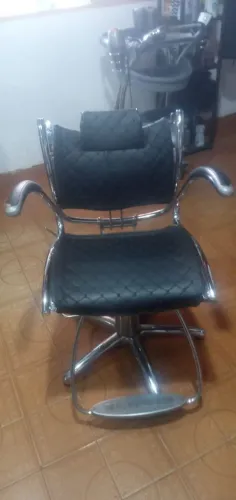 Vendo cadeira de salão semi nova funcionando normalmente entrgo