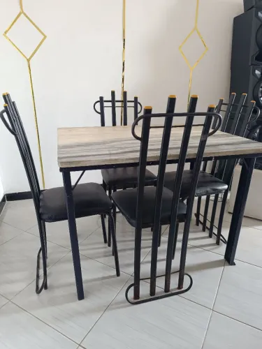 Mesa com 4 cadeiras