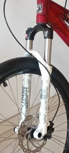 Suspensão rockshox dirt jump agyle 100mm