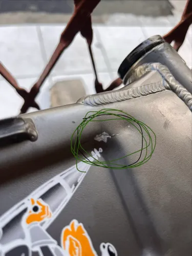 Quadro possui detalhes como na foto , já vai com shocks !