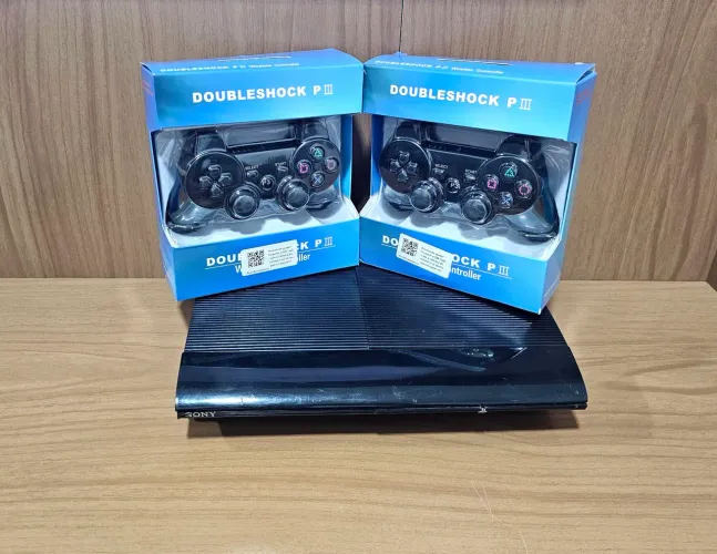 Playstation 3 Super Slim 500gb com 2 controles e mais de 5.000 jogos