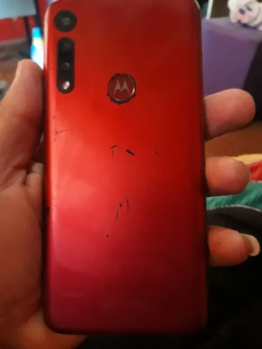 VENDO ESTE MOTO G G8 32 GB SO ESTA COM ESA MANCHA NA TELA E TRICADO MAS FUCIONA OK OK