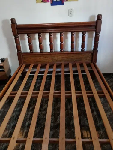 Cama em madeira torneada