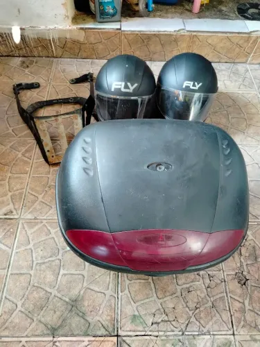 Vendo dois capacetes FLY usando mais em bom estado suporte reforçado e baú 