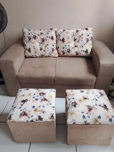 Vendo sofá 2 lugares com 2 puffs 