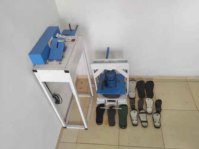 MÁQUINA DE FABRICAR CHINELOS COMPACTA PRINT - COMPLETA E EM ÓTIMO ESTADO