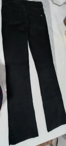 Um calça jeans  feminina  Zara  preta   tamanho  38
