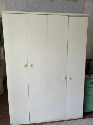 Guarda roupa branco lá
