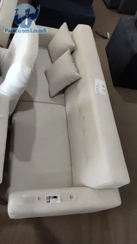 Sofá 3 lugares pé palito 