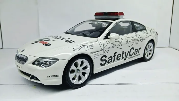 Miniatura BMW 645Ci Coupê 1/18