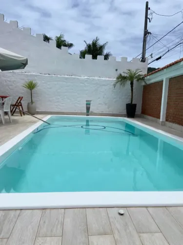 Casa na praia do Pernambuco guarujá.Locação finais de semana e feriados.
