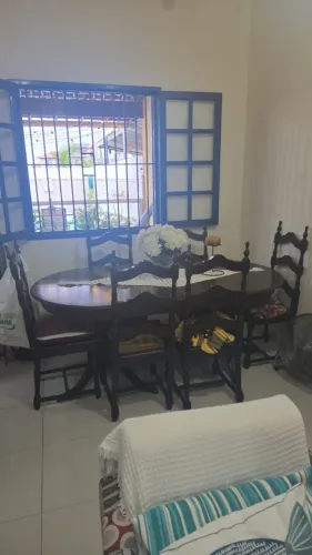 Mesa e cadeiras antigas de madeira estilo colonial