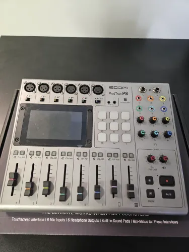 Mesa de Áudio Zoom Podtrack P8 para Podcast 6 canais Seminova na Caixa 