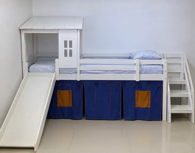 Cama infantil elevada com escorregador e escada