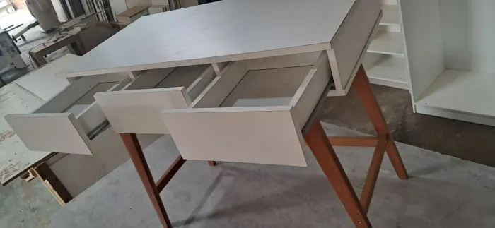 Mesa / penteadeira com 3 gavetas
