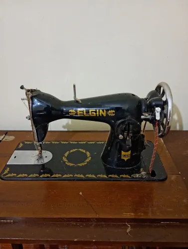 Máquina de costura Elgin