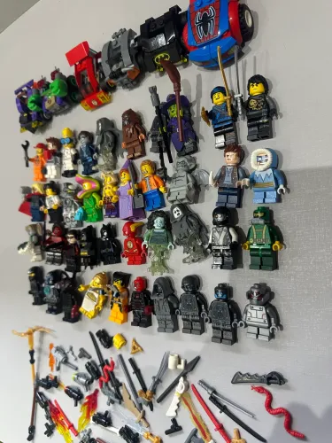 Lego minifigures com carrinhos