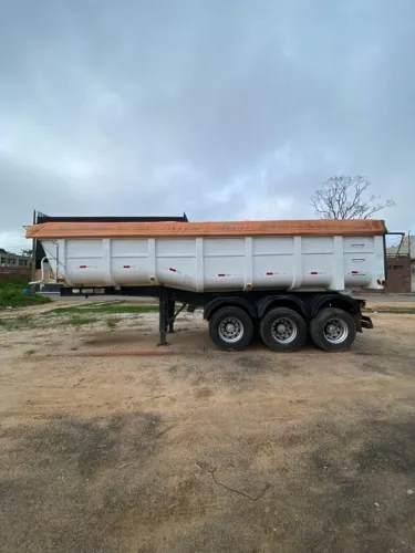 Caçamb?o semi reboque carreta extra