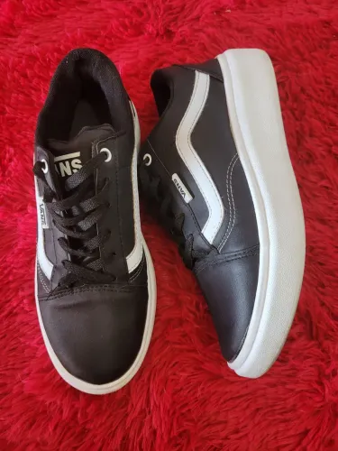 tênis Vans numero 37 tudo ok, não sei se é original