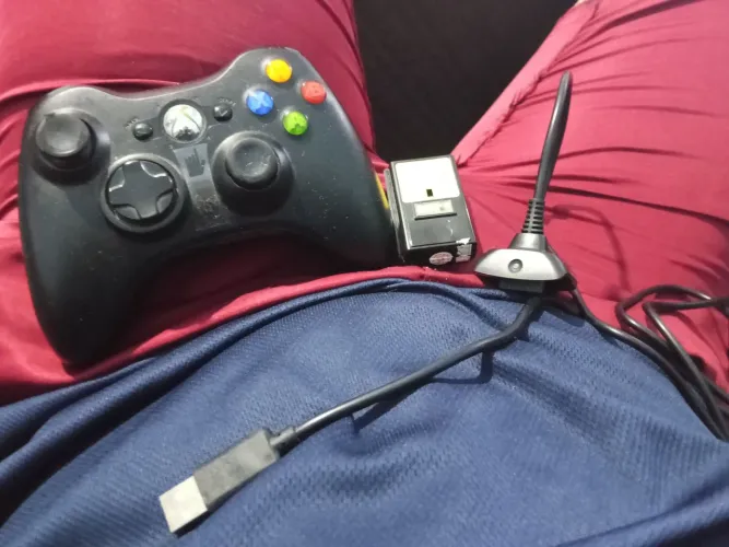 Controle com bateria e fio,ou se quiser comprar só o fio e a bateria eu vendo