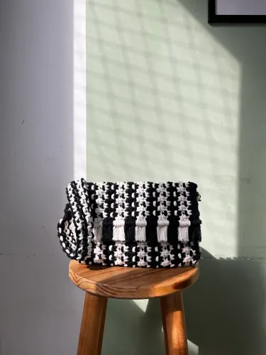 Bolsa de Ombro em Macramê Artesanal Preto e Branco com Franjas
