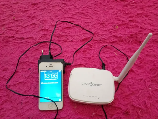 Telefone celular iPhone e um roteador 
