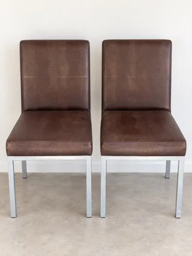 Conjunto com 2 Cadeiras Estofadas Marrom com Estrutura Metálica