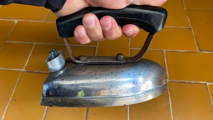 Ferro de passar antigo