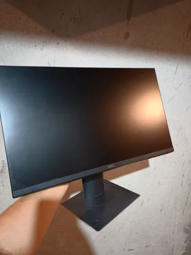 Monitor Dell 22" com 4 portas USB, ajuste vertical e horizontal.