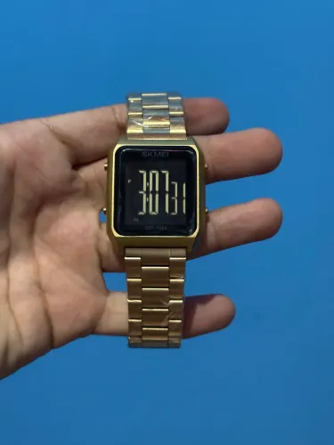 Relógio Skmei dourado aprova d água promoção sair logo