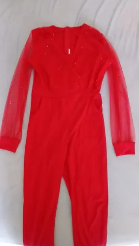 Macacão vermelho carmim com brilho, de malha.
