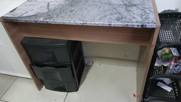 Escrivaninha leia o anúncio