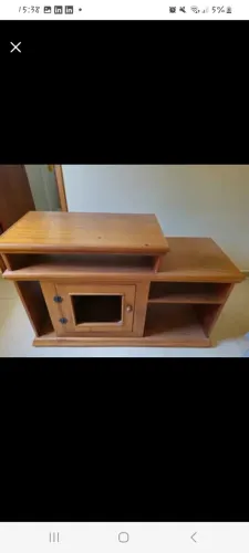 Rack de maneira maciça com rodinhas de silicone embaixo.
