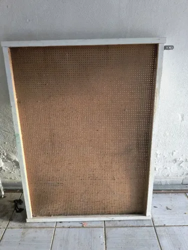 Painel Expositor Perfurado com Moldura Branca (Usado) - Barato para sair logo!
