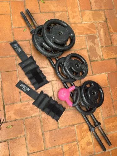 Kit Musculação Completo - 2 Barras + 48kg de Pesos + Kettlebell