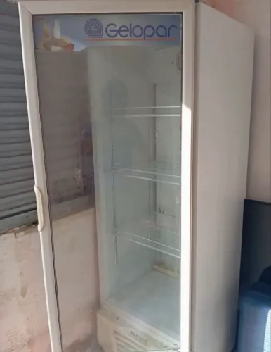 Vendo freezer por 2.700 reais