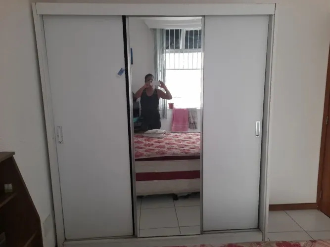 Vendo guarda roupas cor branco com espelho na porta central