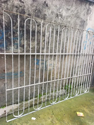 Excelente grade de ferragem forte e janela de alumínio pra sala