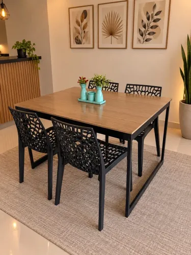 Mesa de jantar com 4 cadeiras e enfeites de mesa de brinde