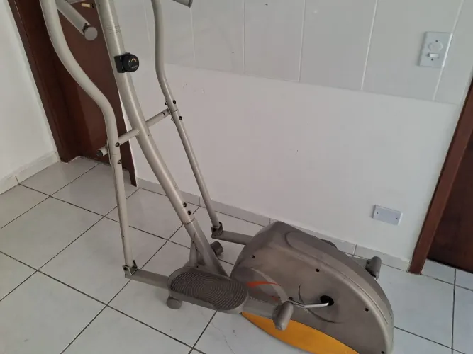 Elíptico EXTREME 1000 Suporta ate 150kg