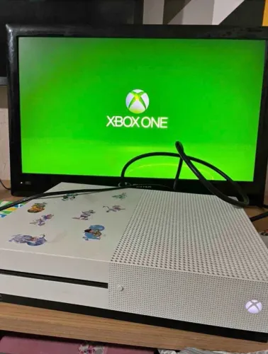 Xbox One S + 2 controles