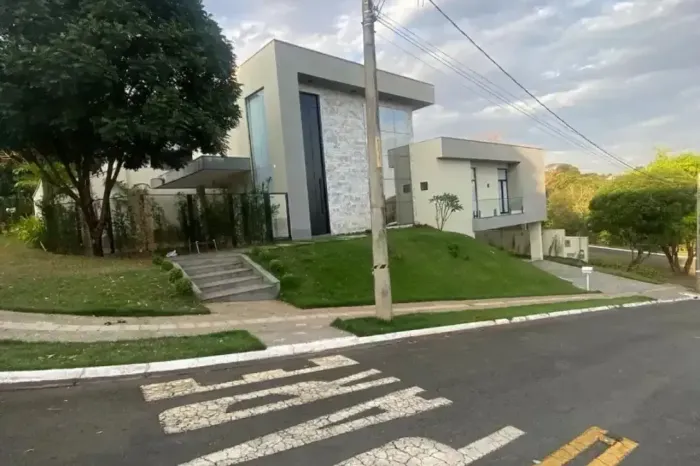 Sobrado Alto Padrão à Venda - Condomínio do Lago | Goiânia - GO