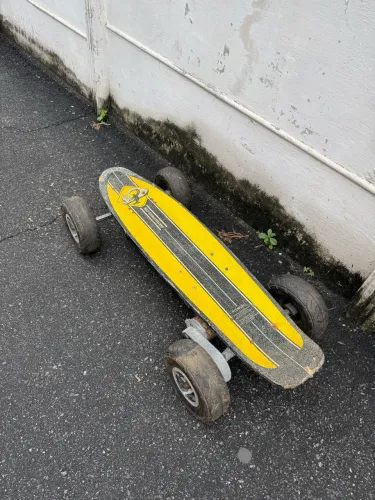 Skate Elétrico Off-Road Amarelo - Pneus Todo Terreno