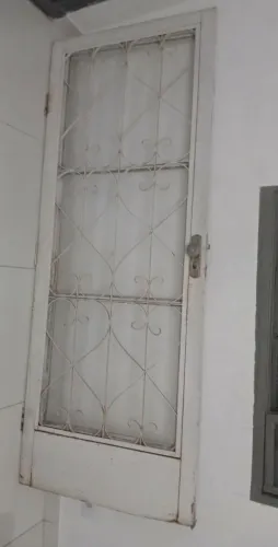 Vendo esta porta de ferro com vidro: Valor 100$