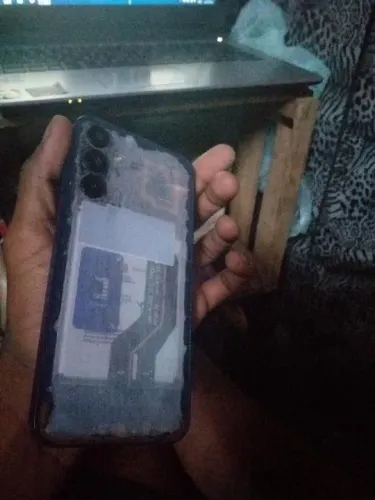 O telefone esta com a tela trincada mais n interfere e nd